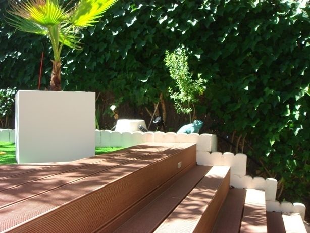 Detalle de escalera con tarima Palos en Danza Jardines modernos: Ideas, imágenes y decoración