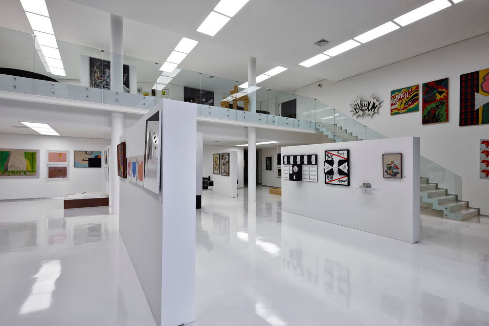 Vista interna da galeria de arte. Humberto Hermeto Paredes e pisos modernos