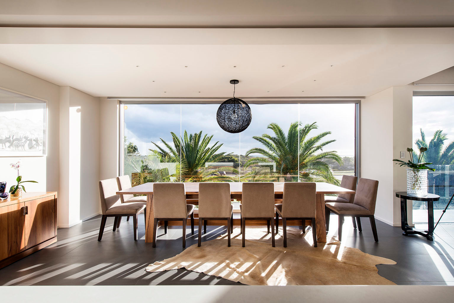 Bright Dining room D-Max Photography Modern dining room