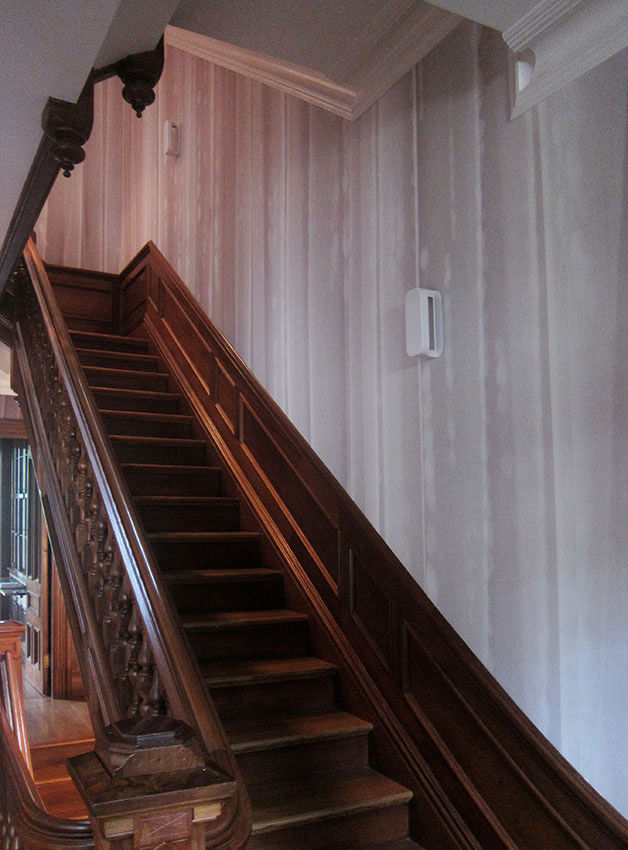 staircase, pointed curtains, Boston MA, Workingbert Workingbert ทางเดินสไตล์คลาสสิกห้องโถงและบันได