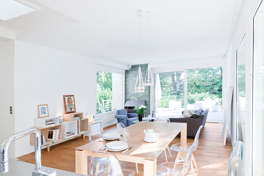 Maison Sainte Foy-Lès-Lyon, Tymeno Tymeno Salle à manger minimaliste Table,Un meuble,Canapé,Chaise,Bois,Fenêtre,Imeuble,Design d&#39;intérieur,Ombre,Sol