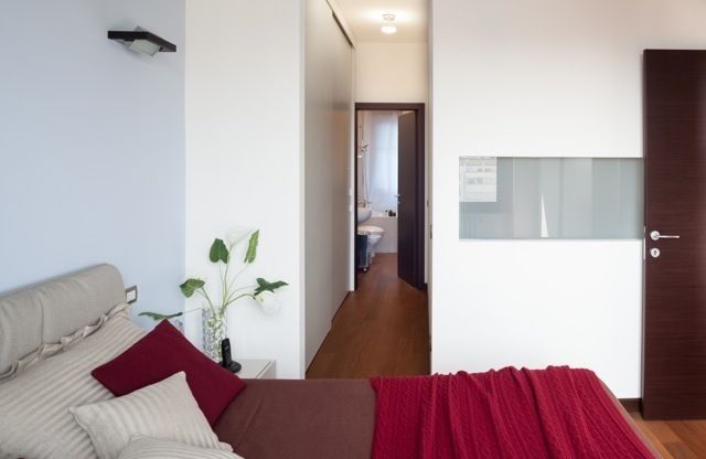 Particolare cabina armadio passante gk architetti (Carlo Andrea Gorelli+Keiko Kondo) Camera da letto moderna