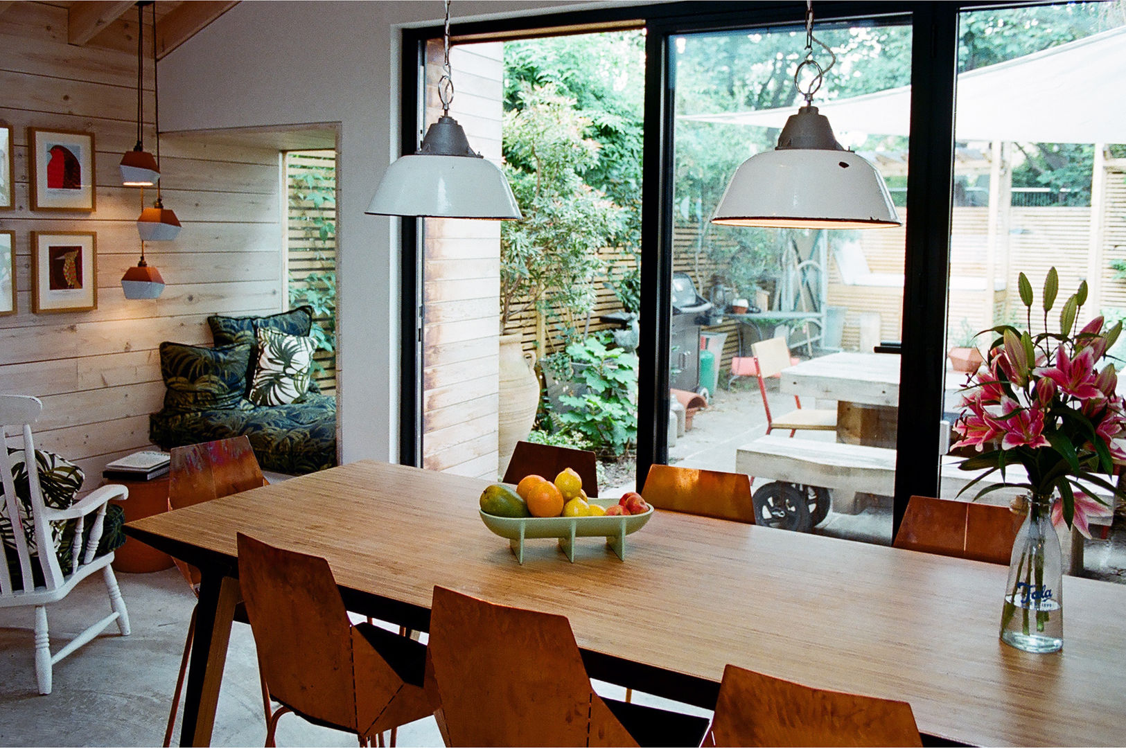 Dining table view to the garden homify Modern dining room