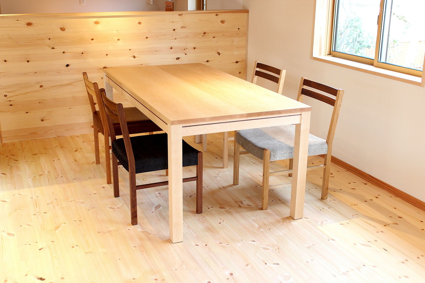 Table, desk, trusty wood works trusty wood works Столовая комната в эклектичном стиле Столы