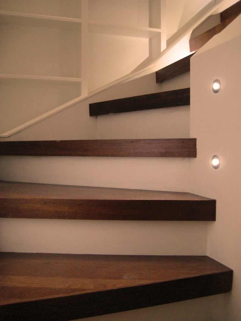 Stair Detail with Lights Arc 3 Architects & Chartered Surveyors الممر الحديث، المدخل و الدرج