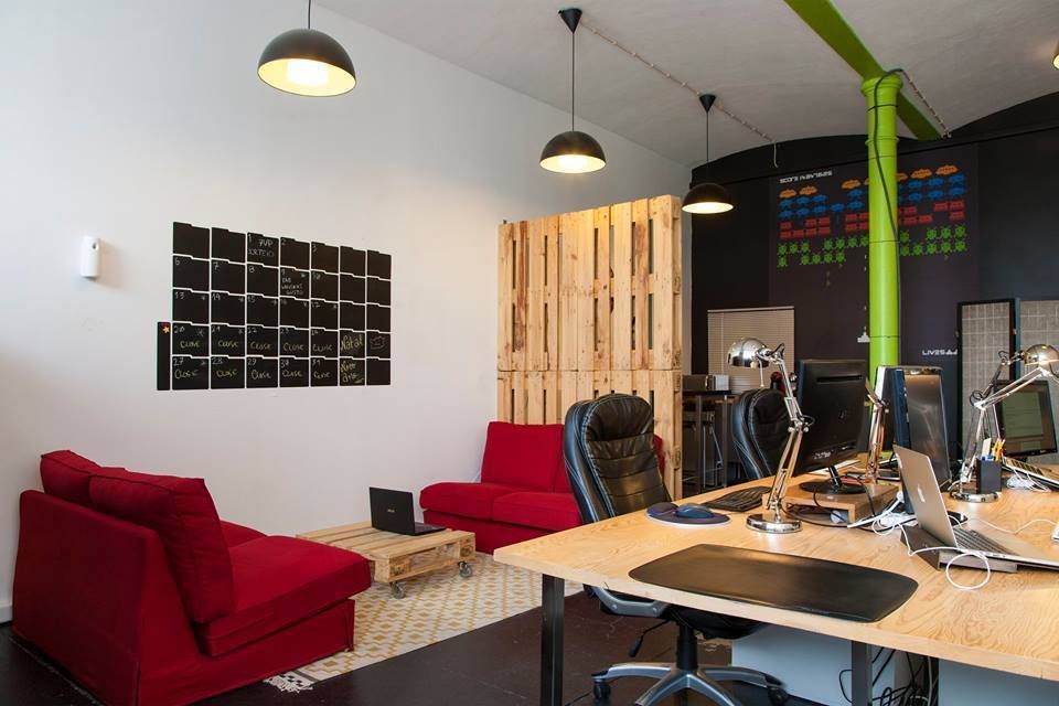Zona Lounge e de Trabalho Traço Magenta - Design de Interiores Espaços comerciais Escritório e loja
