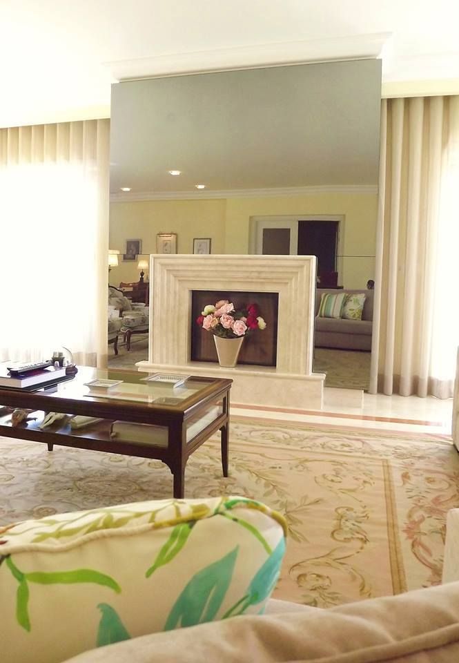 Lareira revestida com espelho para esconder a TV (TV desligada) Traço Magenta - Design de Interiores Salas de estar clássicas