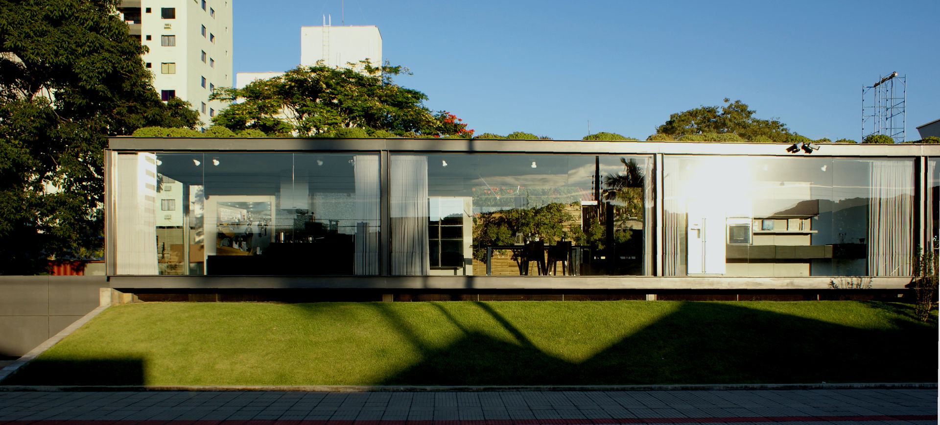 Fachada principal Rua 916 homify Espaços comerciais Espaços comerciais