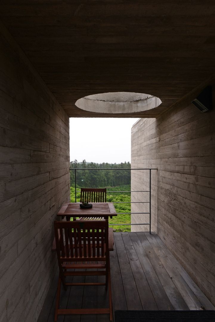 Jeju stay BIUDA, ARCHITECT GROUP CAAN ARCHITECT GROUP CAAN Moderner Balkon, Veranda & Terrasse