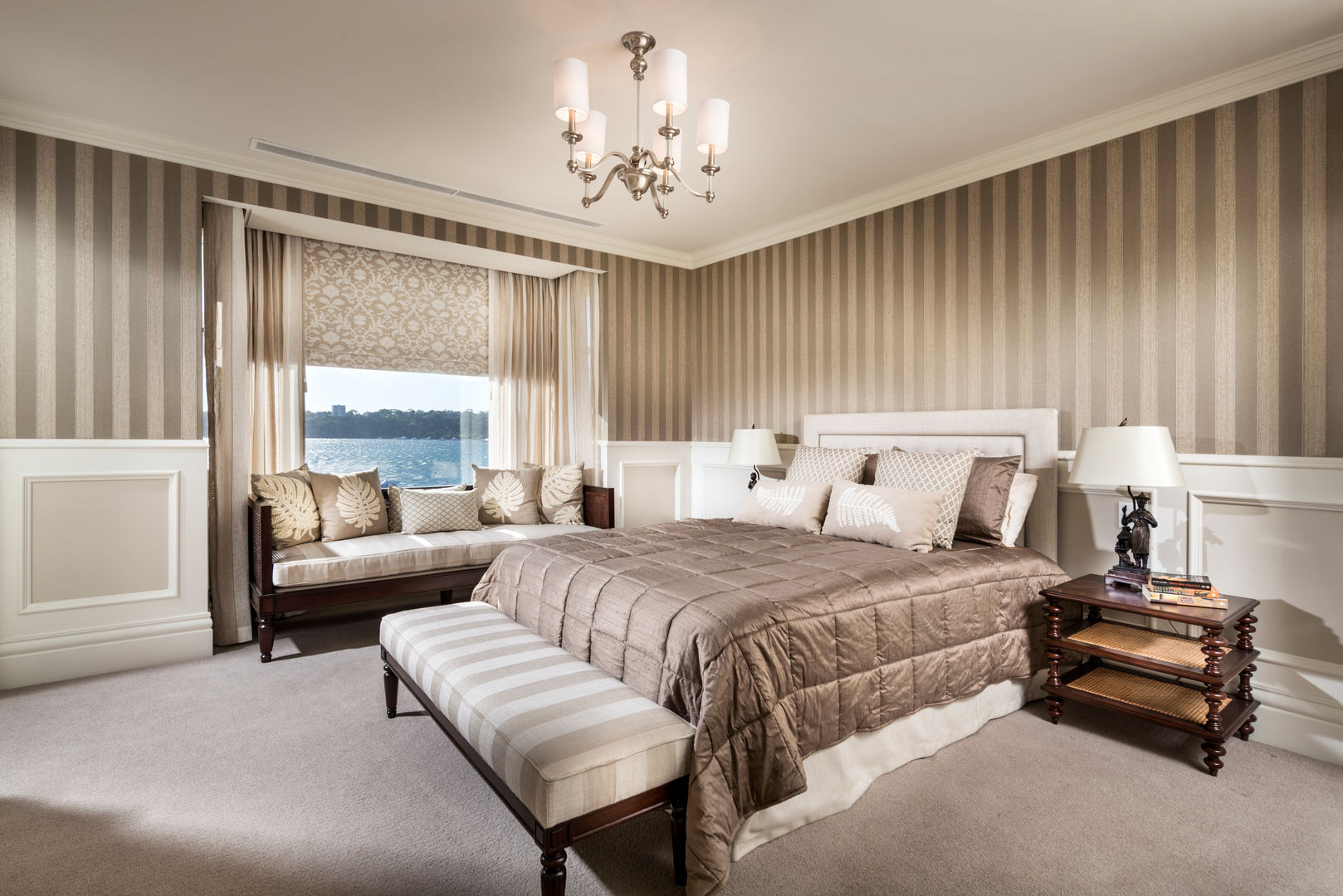 Walters Residence - Grand Design, JodIe Cooper Design JodIe Cooper Design クラシカルスタイルの 寝室