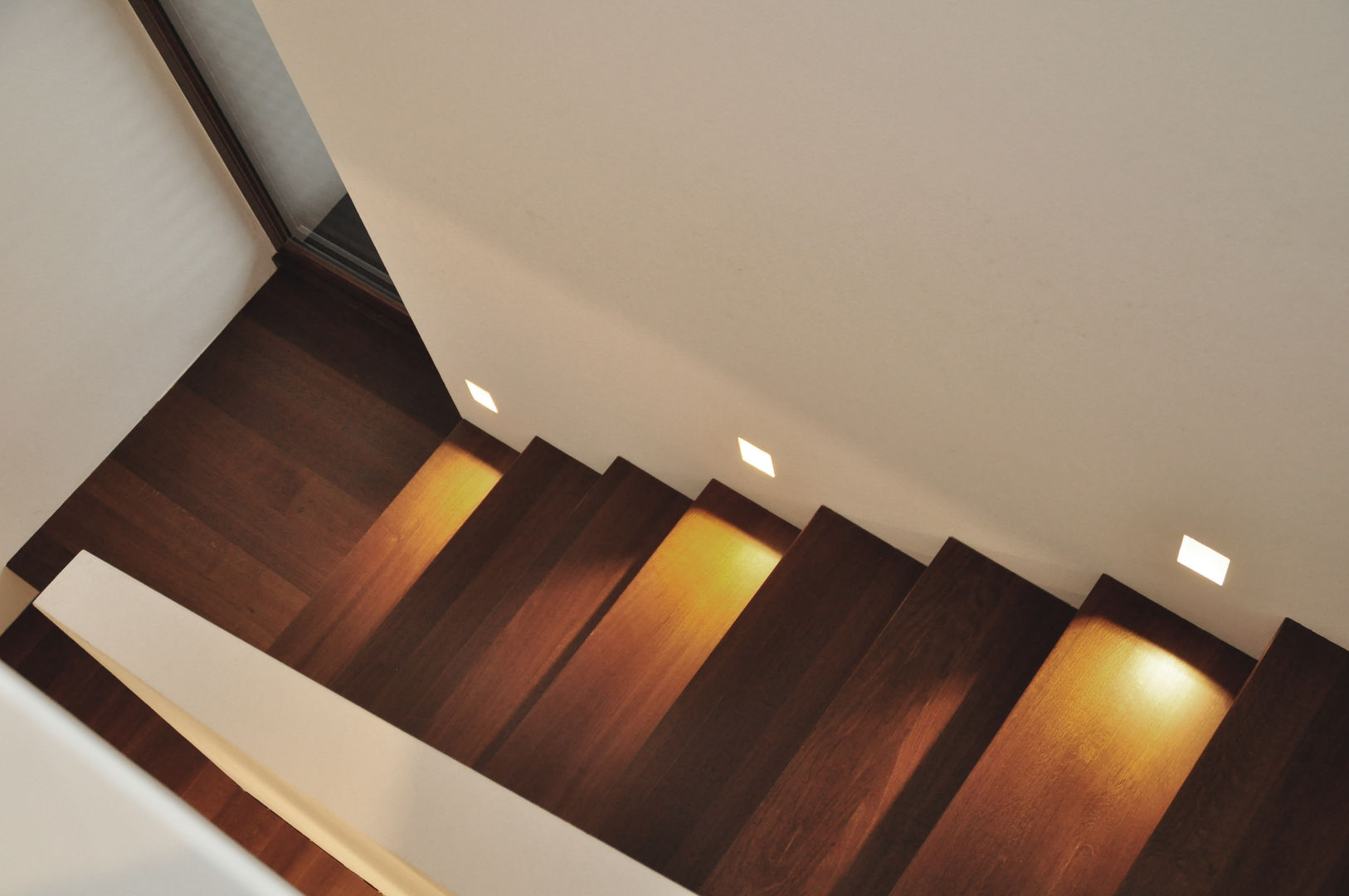 Holztreppe mit LED-Spots Lecke Architekten Moderner Flur, Diele & Treppenhaus Leuchte,Holz,Rechteck,Bernstein,Materialeigenschaft,Holzbeize,Bodenbelag,Tönungen und Schattierungen,Verbundwerkstoff,Hartholz