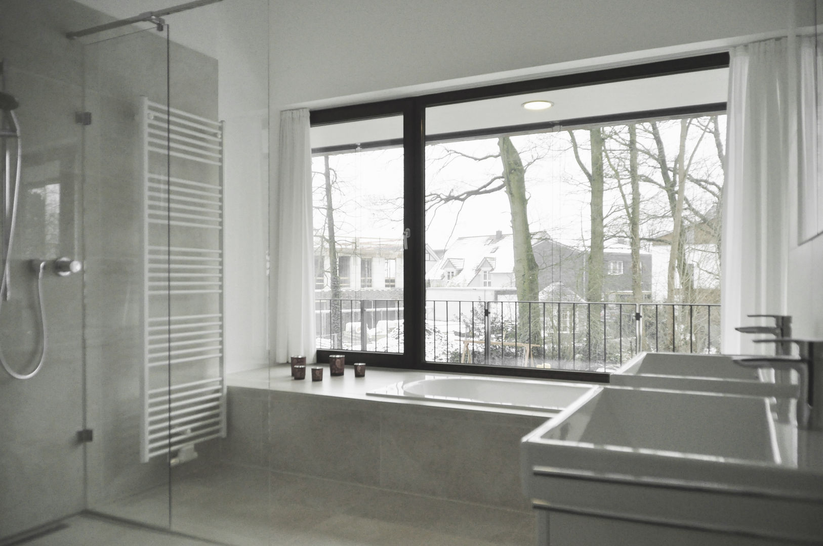 Einfamilienhaus | mit Flair, Lecke Architekten Lecke Architekten Modern bathroom