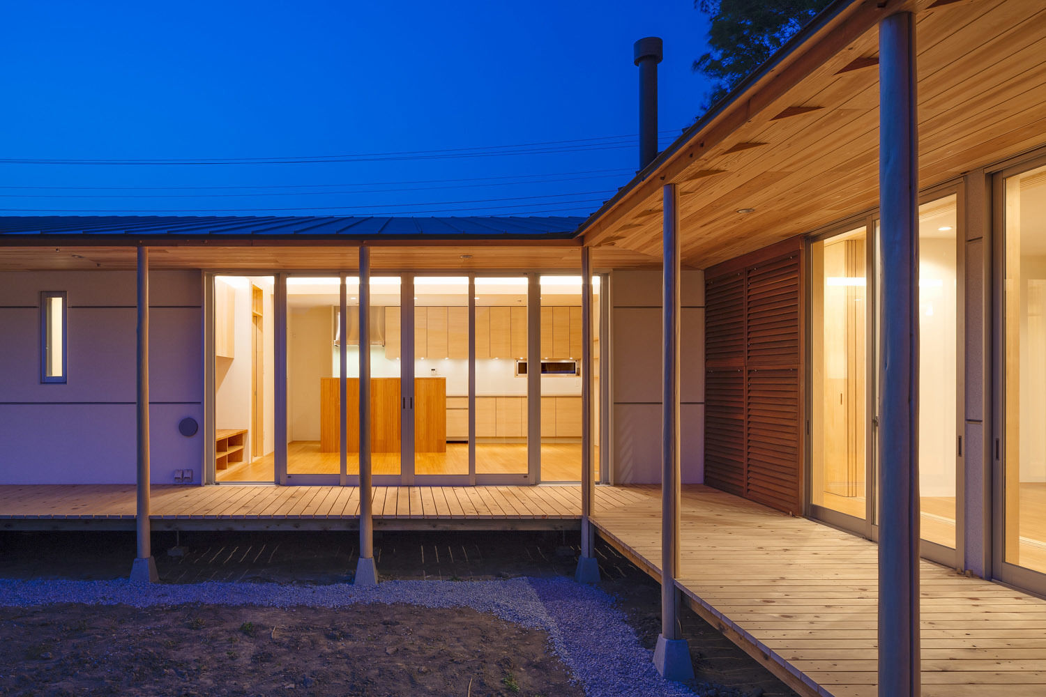 A House In The Fields, 株式会社 中山秀樹建築デザイン事務所 株式会社 中山秀樹建築デザイン事務所 Paredes y pisos modernos