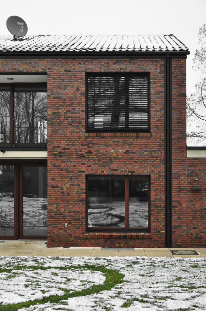 Klinkerfassade mit Fenstern und Sonnenschutz Lecke Architekten Moderne Häuser