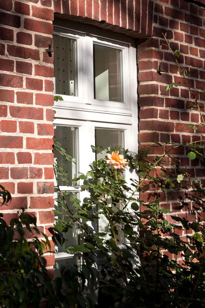 Ehemalige Scheune mit neuem Holzfenster Lecke Architekten Fenster & Türen im Landhausstil