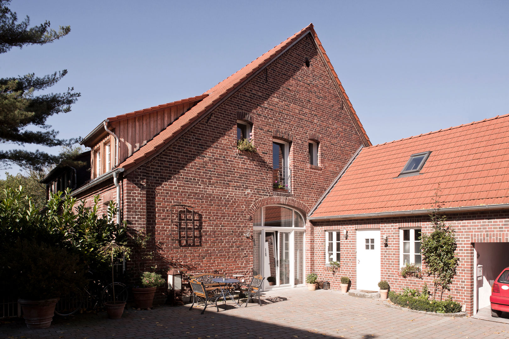 Umbau: Alte Scheune wird zu gemütlichem Wohnhaus, Lecke Architekten Lecke Architekten カントリーな 家