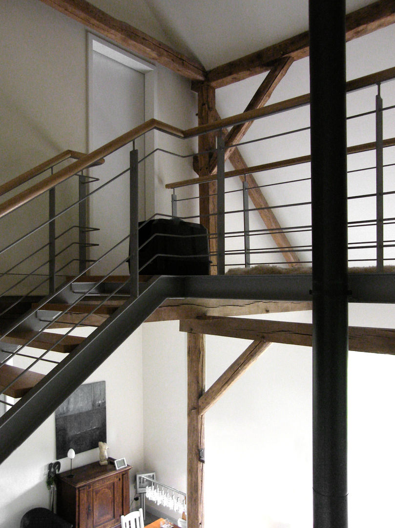 Umbau: Alte Scheune wird zu gemütlichem Wohnhaus, Lecke Architekten Lecke Architekten Country style corridor, hallway& stairs