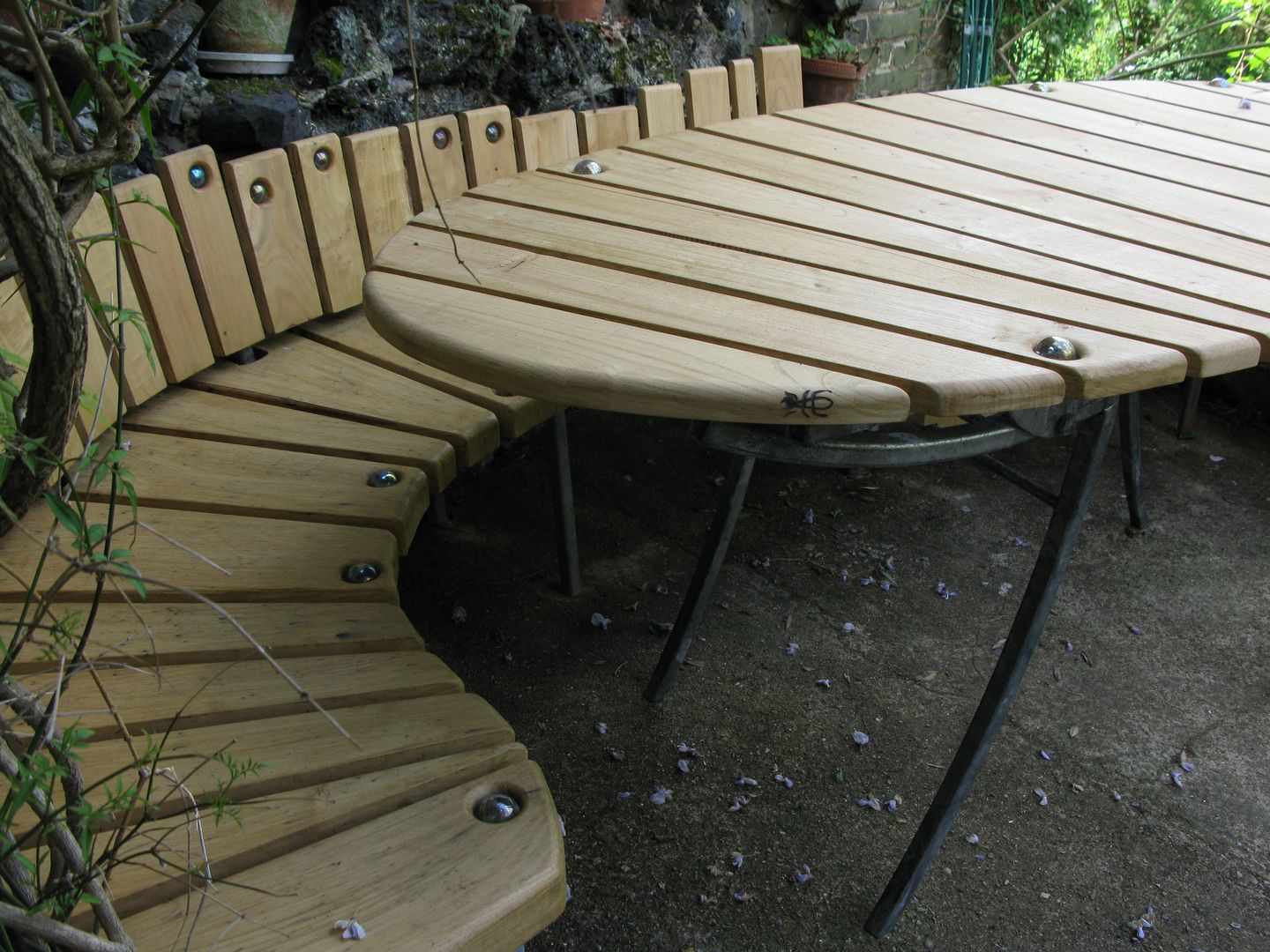 garden dining table and bench, tim germain furniture designer/maker tim germain furniture designer/maker Jardines de estilo ecléctico Mobiliario