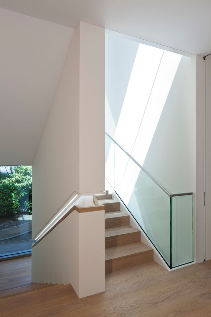 Neubau Villa S, ARCHITEKTEN BRÜNING REIN ARCHITEKTEN BRÜNING REIN Modern corridor, hallway & stairs