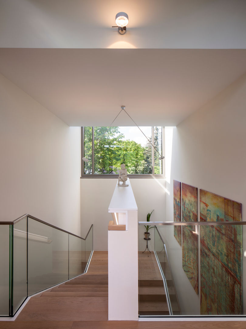 Neubau Villa S, ARCHITEKTEN BRÜNING REIN ARCHITEKTEN BRÜNING REIN Modern corridor, hallway & stairs