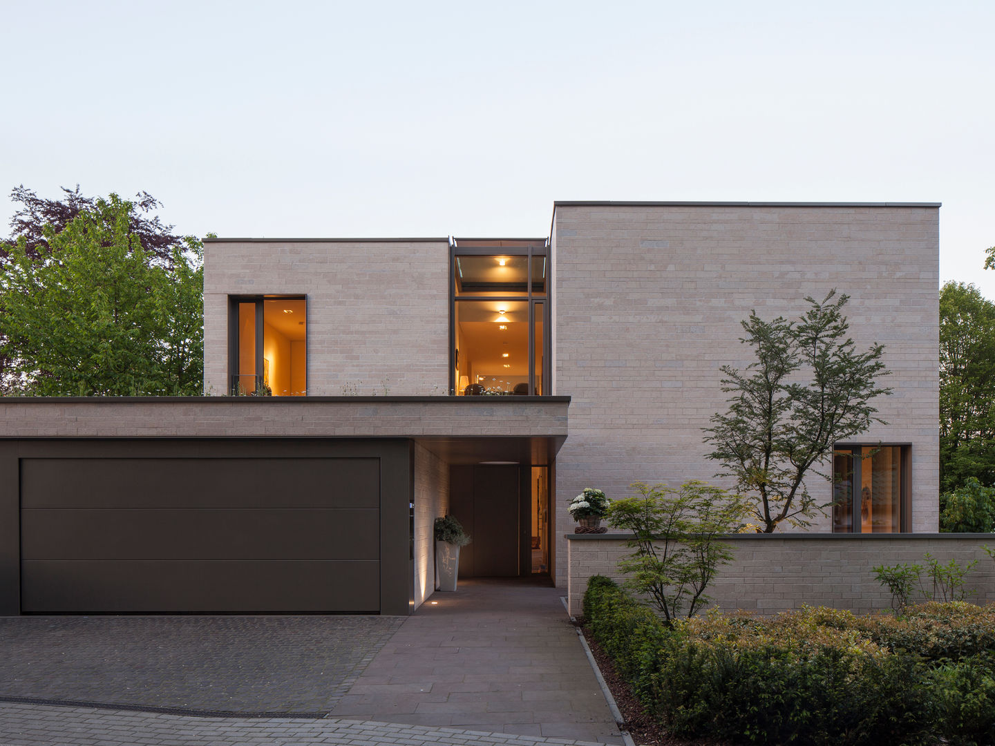 Blick auf den Eingang ARCHITEKTEN BRÜNING REIN Moderne Häuser Himmel,Anlage,Eigentum,Leuchte,Rechteck,Baum,Grundstück,Gras,Verbundwerkstoff,Wohngebiet