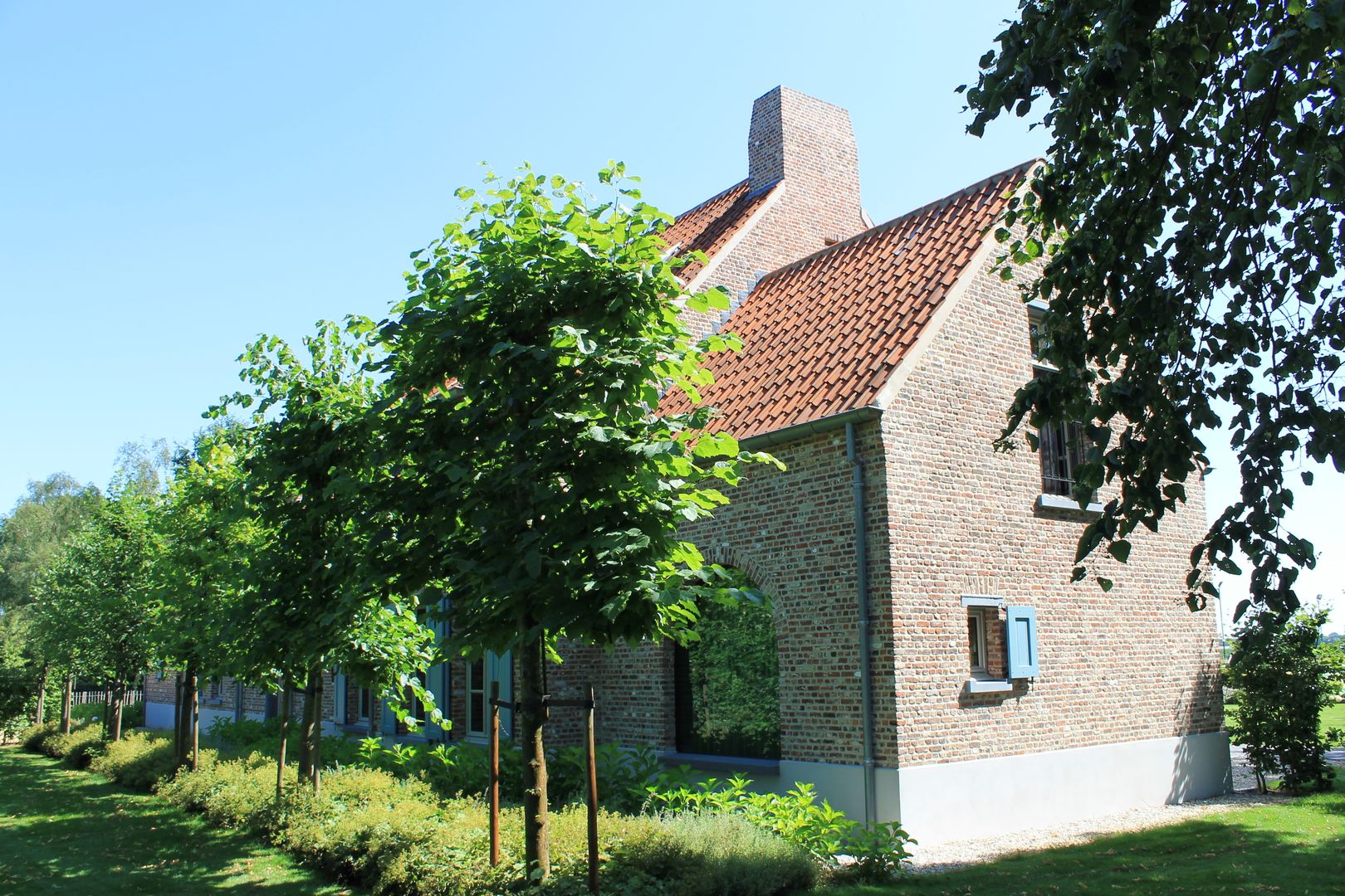 Klassieke woning in Vlaams Kempische stijl, Arceau Architecten B.V. Arceau Architecten B.V. 컨트리스타일 정원