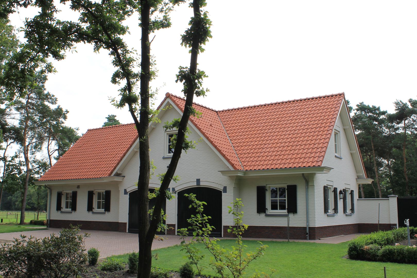 Ook voor het wagenpark is goede huisvesting geregeld Arceau Architecten B.V. Landelijke garage Plant,Lucht,Eigendom,Gebouw,Venster,Boom,huis,land veel,vegetatie,Huisje