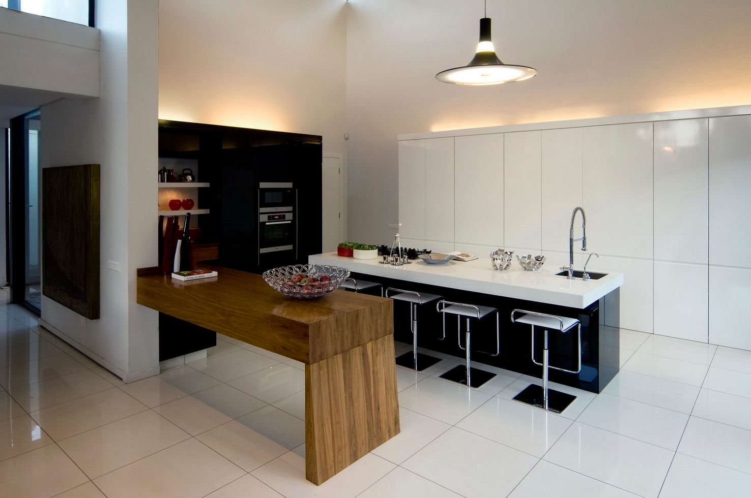House Mosi: Renovations to create a single-storey home with an urban feel , Nico Van Der Meulen Architects Nico Van Der Meulen Architects Modern kitchen