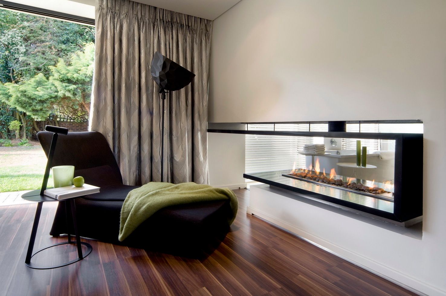 House Mosi: Renovations to create a single-storey home with an urban feel , Nico Van Der Meulen Architects Nico Van Der Meulen Architects Modern style bedroom