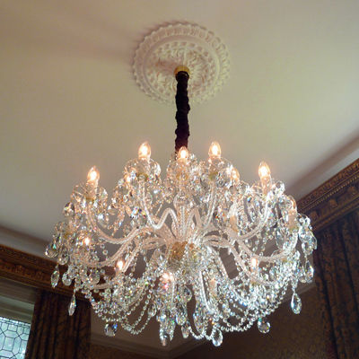 Bohemian crystal chandelier The Victorian Emporium Comedores de estilo clásico Iluminación