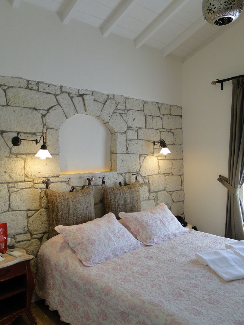 Yu-Ga Otel-Alaçatı İZMİR, Tuncer Sezgin İç Mimarlık Tuncer Sezgin İç Mimarlık Mediterranean style bedroom Beds & headboards