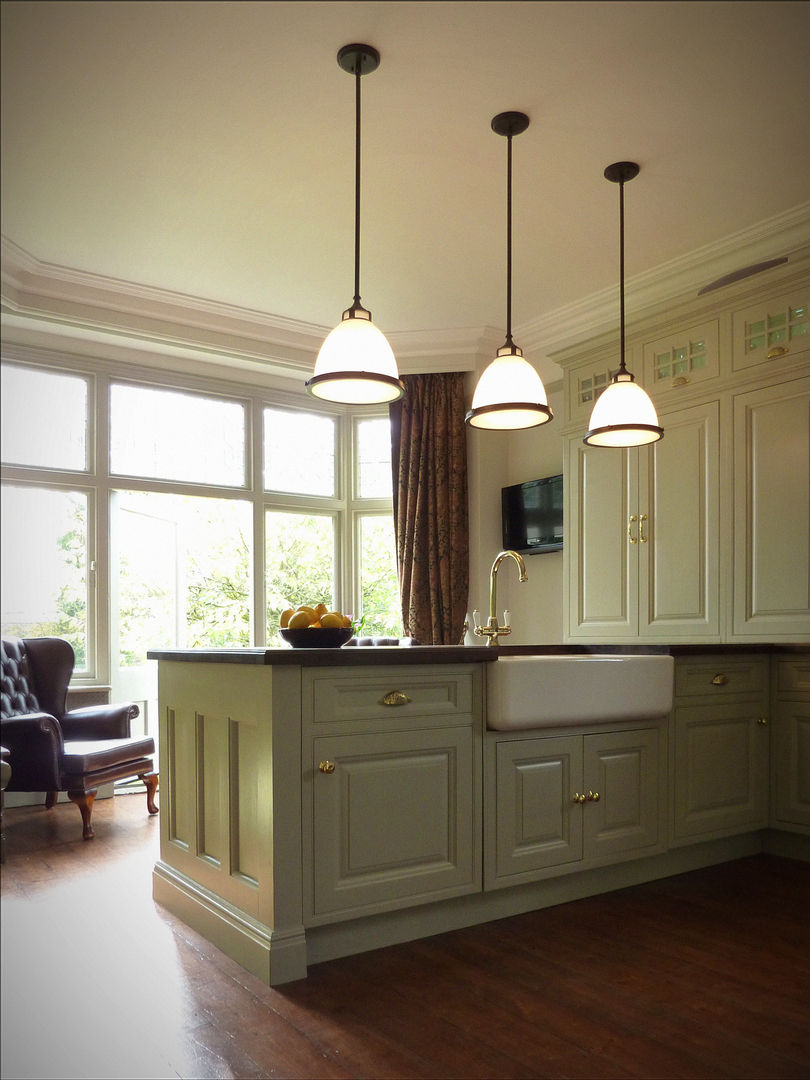 Kitchen renovation showing island, lights, cupboards and bay window The Victorian Emporium Klassieke keukens