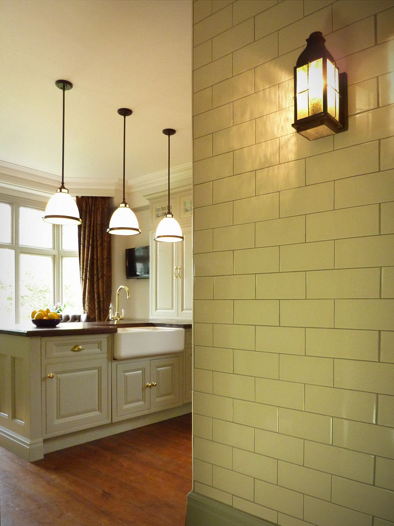 Cream brick tiles with Bingham light The Victorian Emporium クラシックデザインの キッチン アクセサリー＆テキスタイル