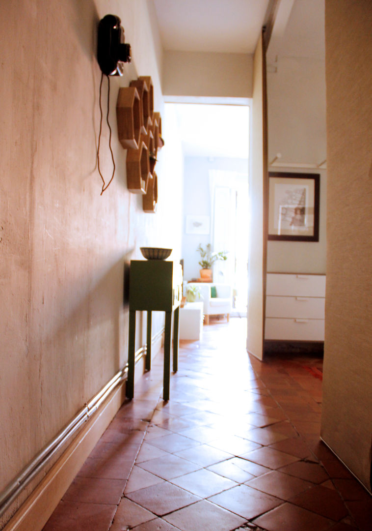 Apartamento en Malasaña, CARLA GARCÍA CARLA GARCÍA Classic style corridor, hallway and stairs