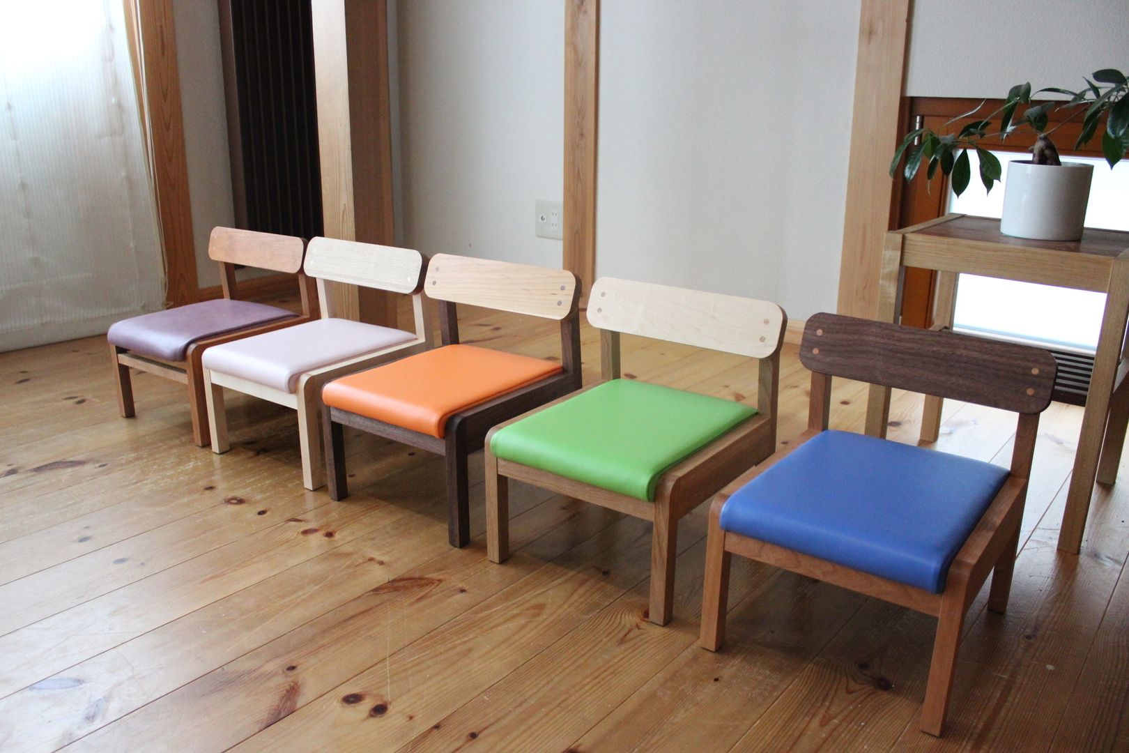 chair , bench , sofa, trusty wood works trusty wood works Ausgefallene Kinderzimmer Schreibtische und Stühle