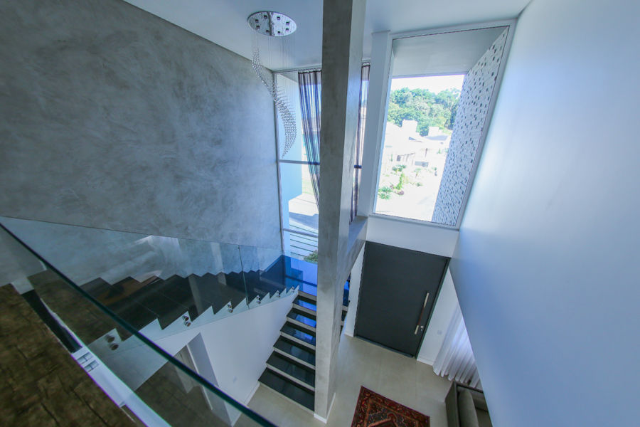 Casa Fabris, Cecyn Arquitetura + Design Cecyn Arquitetura + Design Pasillos, vestíbulos y escaleras modernos