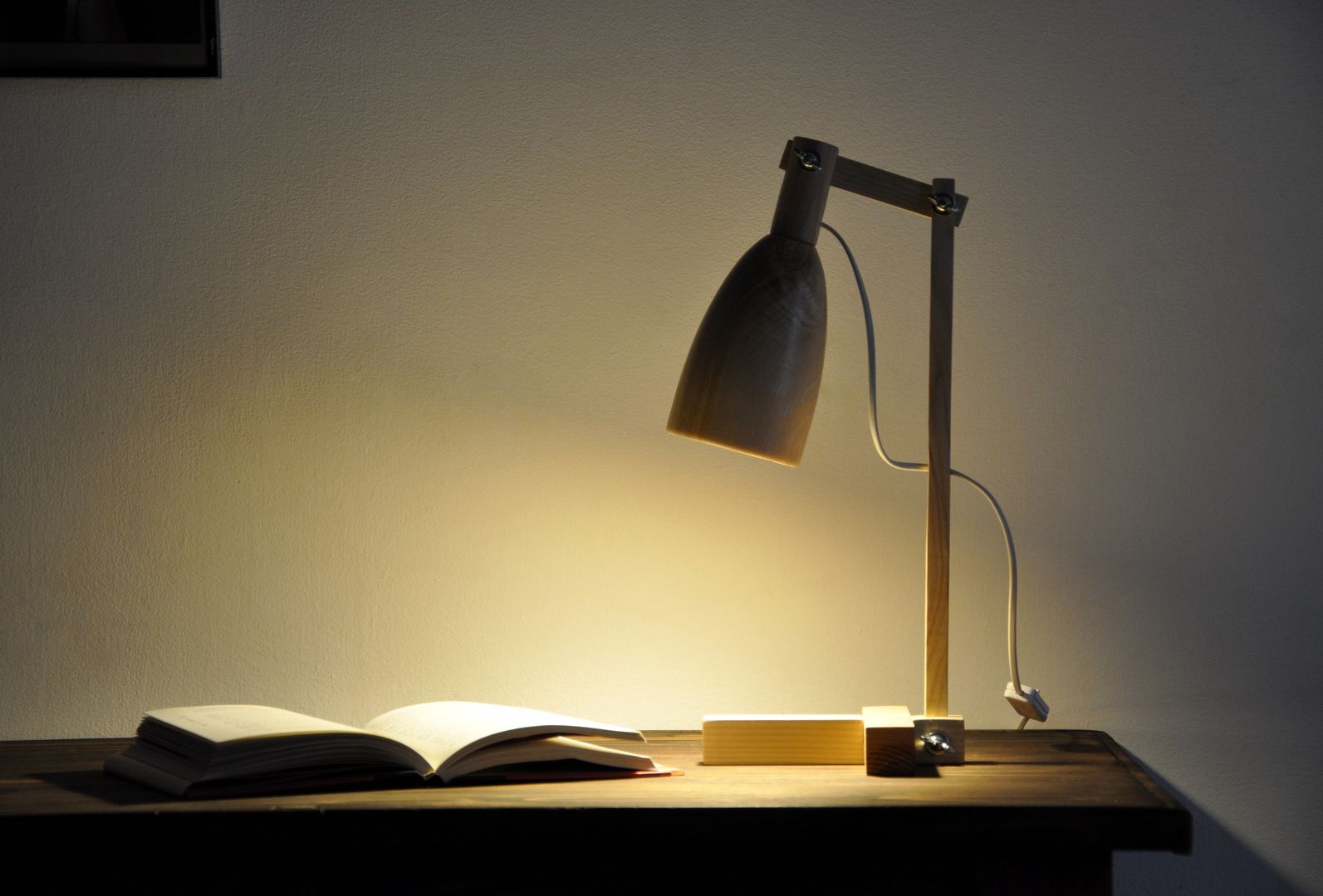"Fingerprint I" drewniana lampa na biurko Crea-re Studio Skandynawski salon Oświetlenie