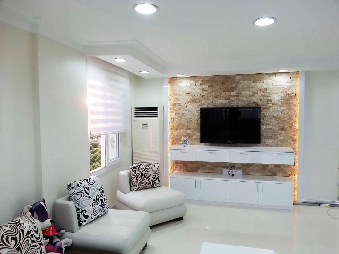 Beyaz Ev - Mersin Çeşmeli Yazlık Projesi Emre Urasoğlu İç Mimarlık Tasarım Ltd.Şti. Minimalist Oturma Odası
