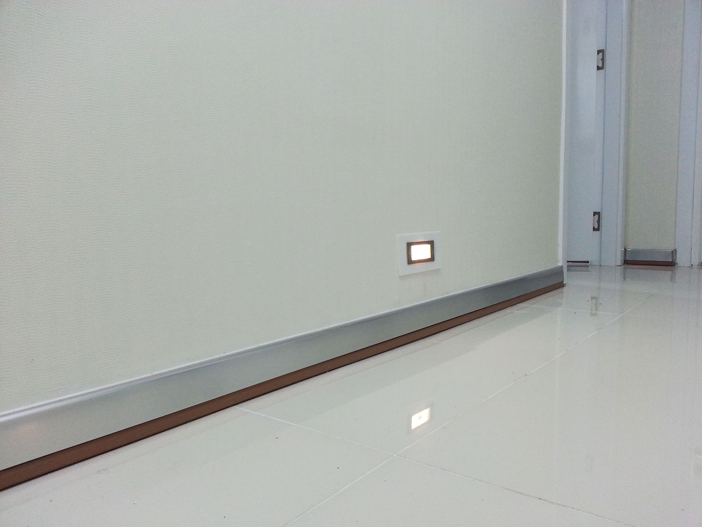 Beyaz Ev - Mersin Çeşmeli, Emre Urasoğlu İç Mimarlık Tasarım Ltd.Şti. Emre Urasoğlu İç Mimarlık Tasarım Ltd.Şti. Minimalist corridor, hallway & stairs