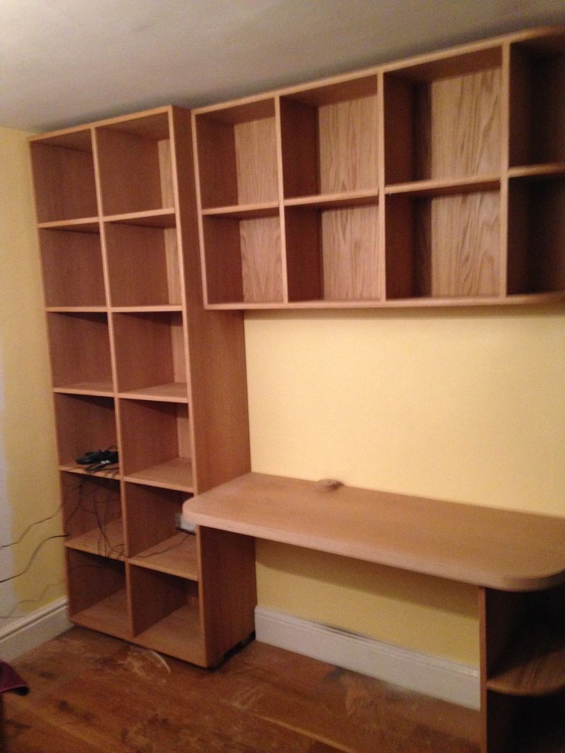white oak build-in book shelves & desk, woodstylelondon woodstylelondon مكتب عمل أو دراسة خزانات ورفوف