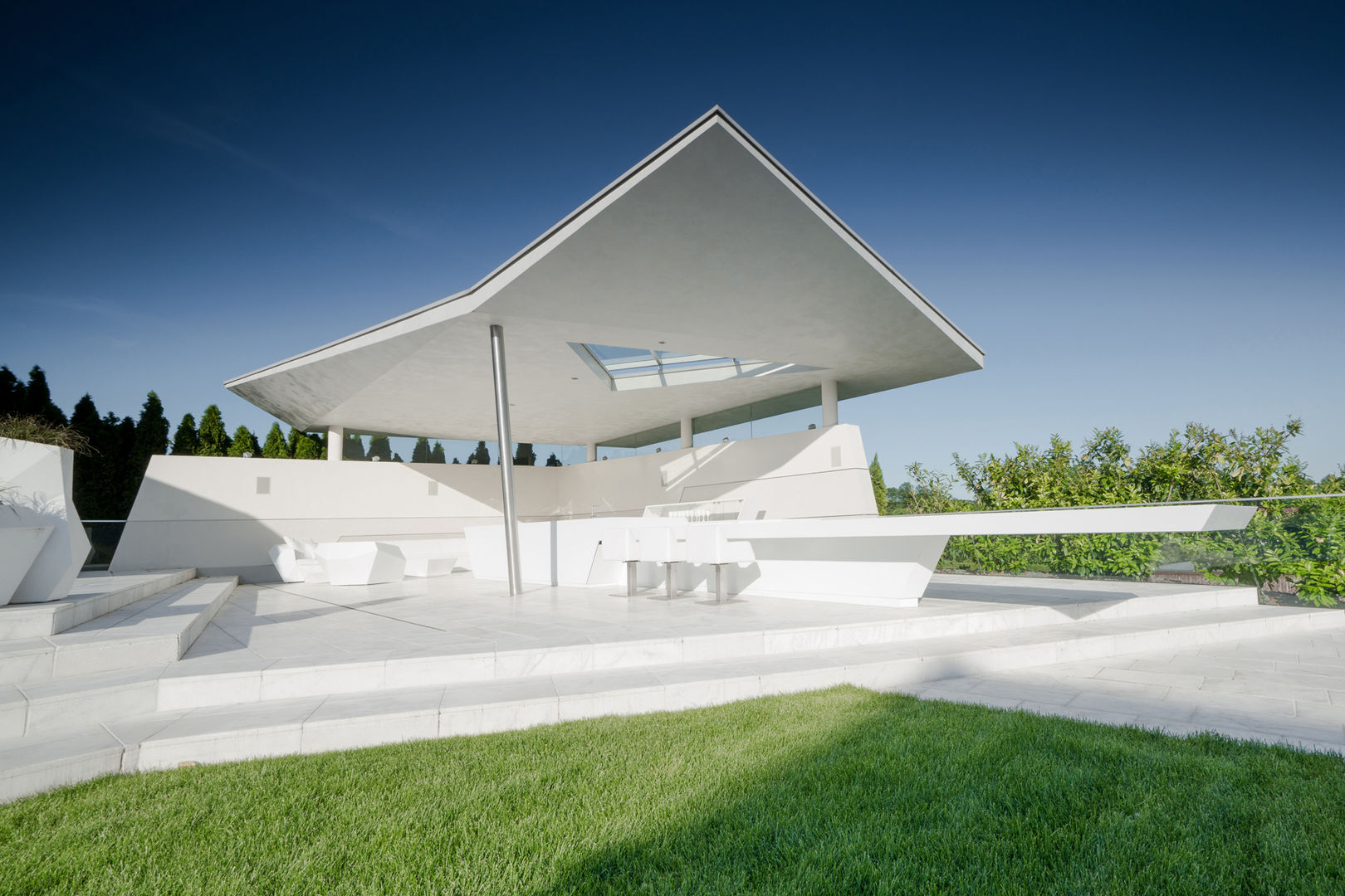 Filigranes Sonnensegel aus Stahlbeton, KARL+ZILLER Architektur KARL+ZILLER Architektur حديقة