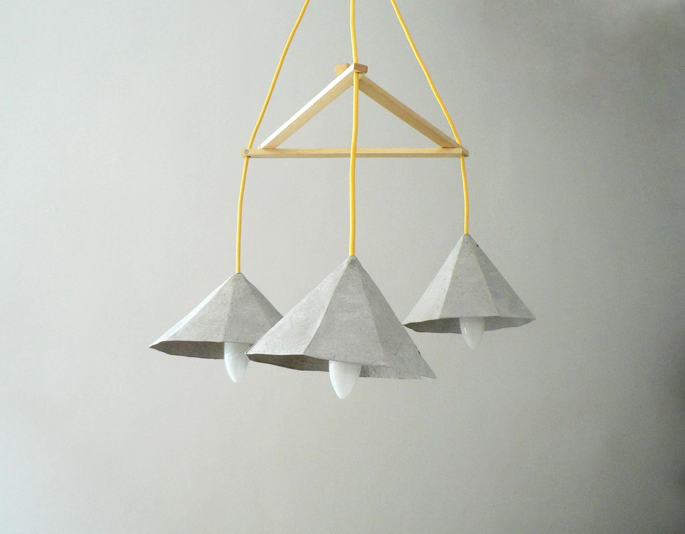 Crystals I - paper pulp pendant lamps Crea-re Studio مطبخ إضاءة