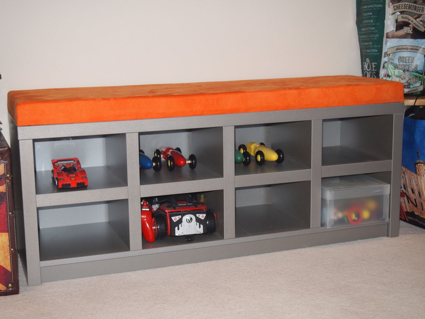 Toy/ Trainer storage and bench. Designer Vision and Sound: Bespoke Cabinet Making Camera da letto moderna