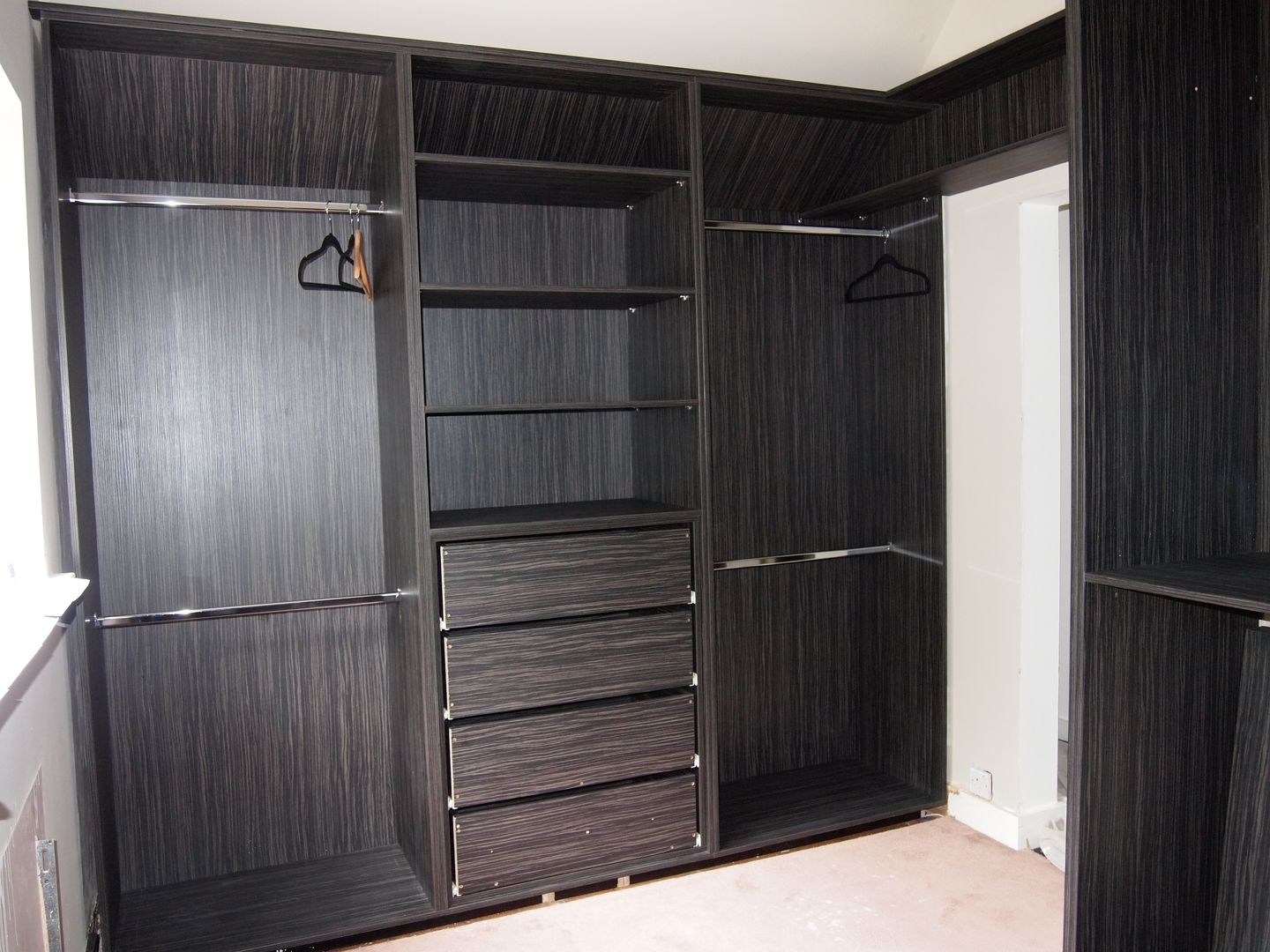 walk in his and her's wardrobes. before and after photos., Designer Vision and Sound: Bespoke Cabinet Making Designer Vision and Sound: Bespoke Cabinet Making Moderne Ankleidezimmer