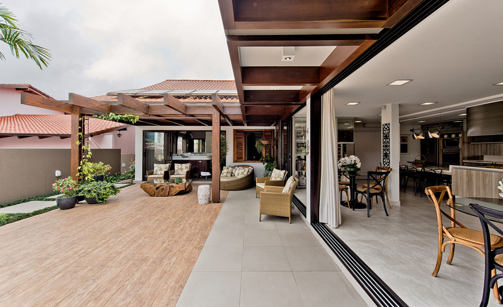 Uma casa para receber a família, Espaço do Traço arquitetura Espaço do Traço arquitetura Egzotyczny balkon, taras i weranda