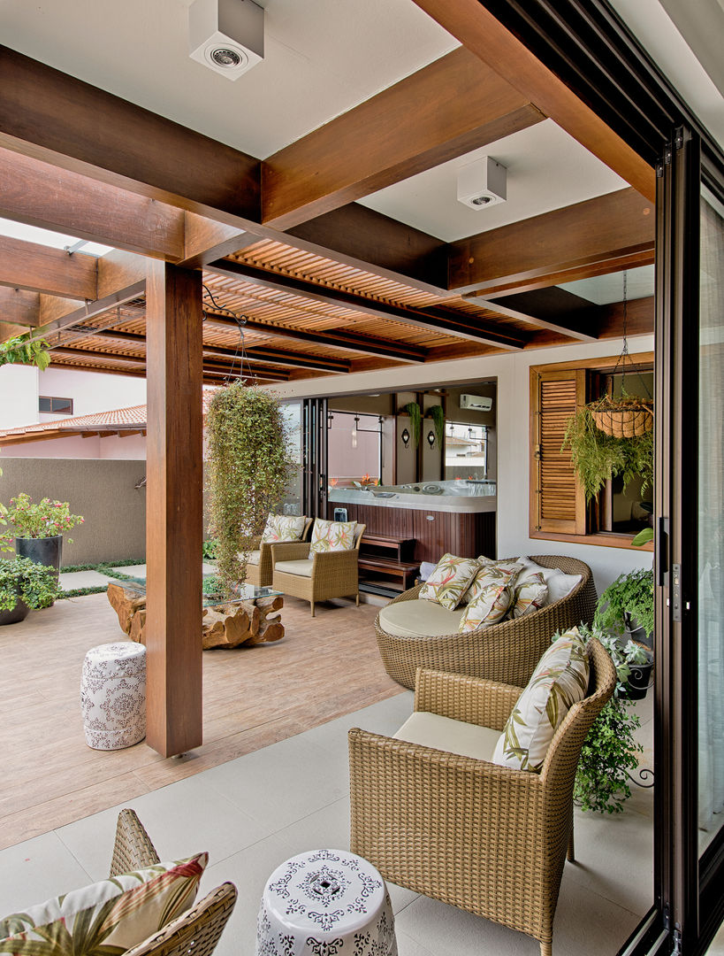 Uma casa para receber a família, Espaço do Traço arquitetura Espaço do Traço arquitetura Balcones y terrazas de estilo tropical
