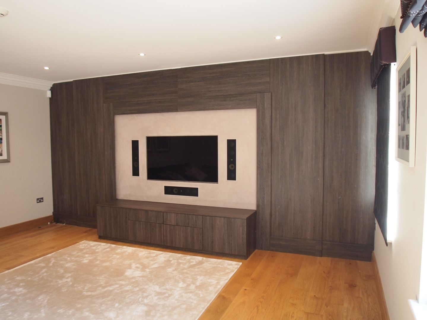 Dual purpose audio visual media unit with concealed 9 feet cinema screen and wood panelled walls. Designer Vision and Sound: Bespoke Cabinet Making Salas multimedia de estilo moderno