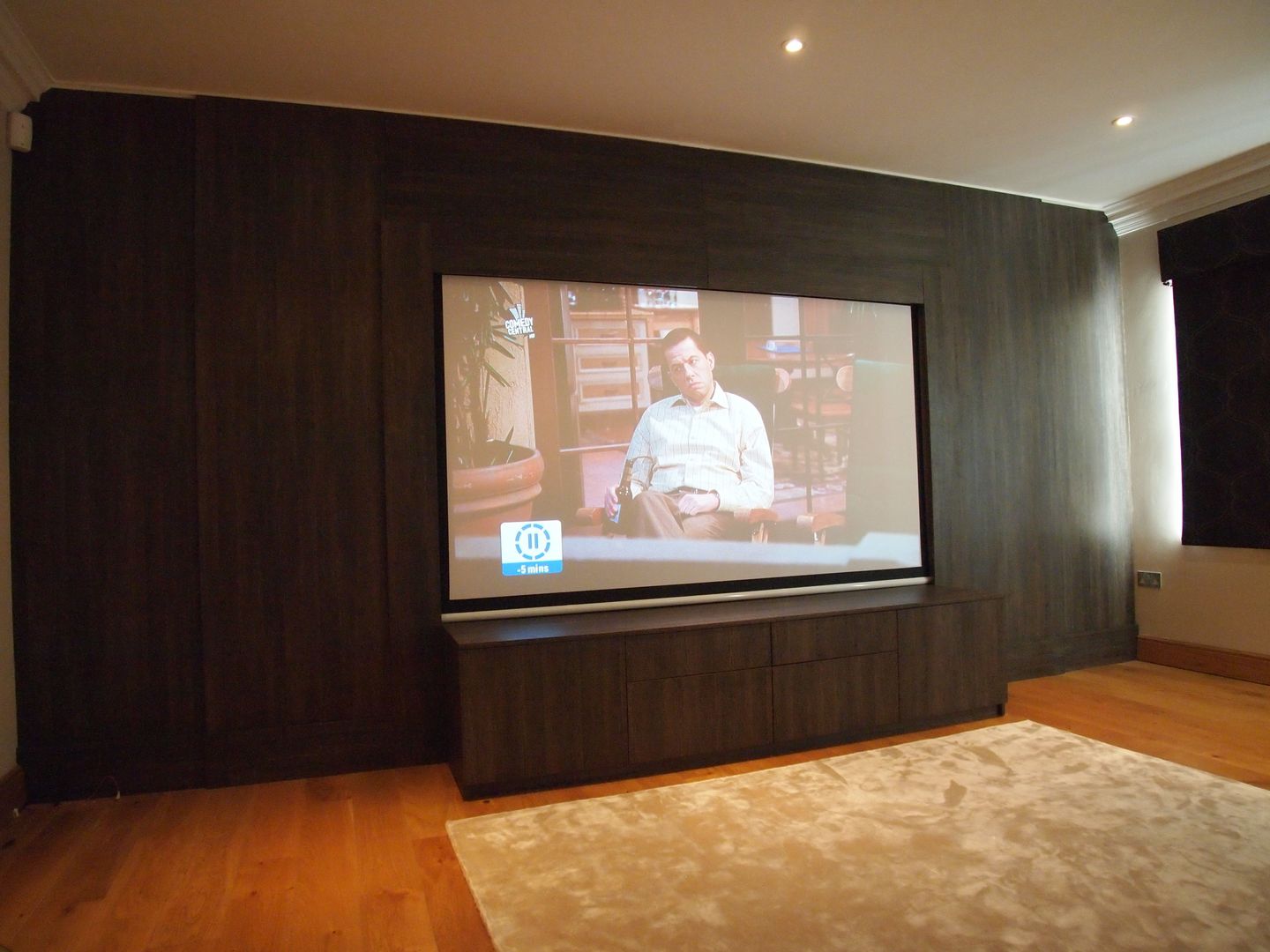 Dual purpose audio visual media unit with concealed 9 feet cinema screen and wood panelled walls. Designer Vision and Sound: Bespoke Cabinet Making Медиа комната в стиле модерн Мебель