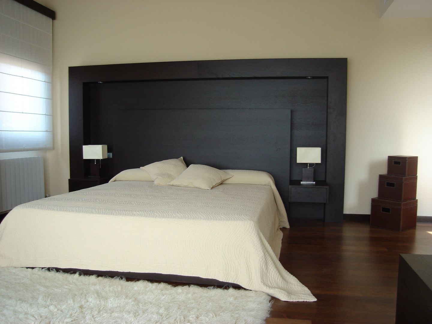 homify Modern style bedroom Beds & headboards