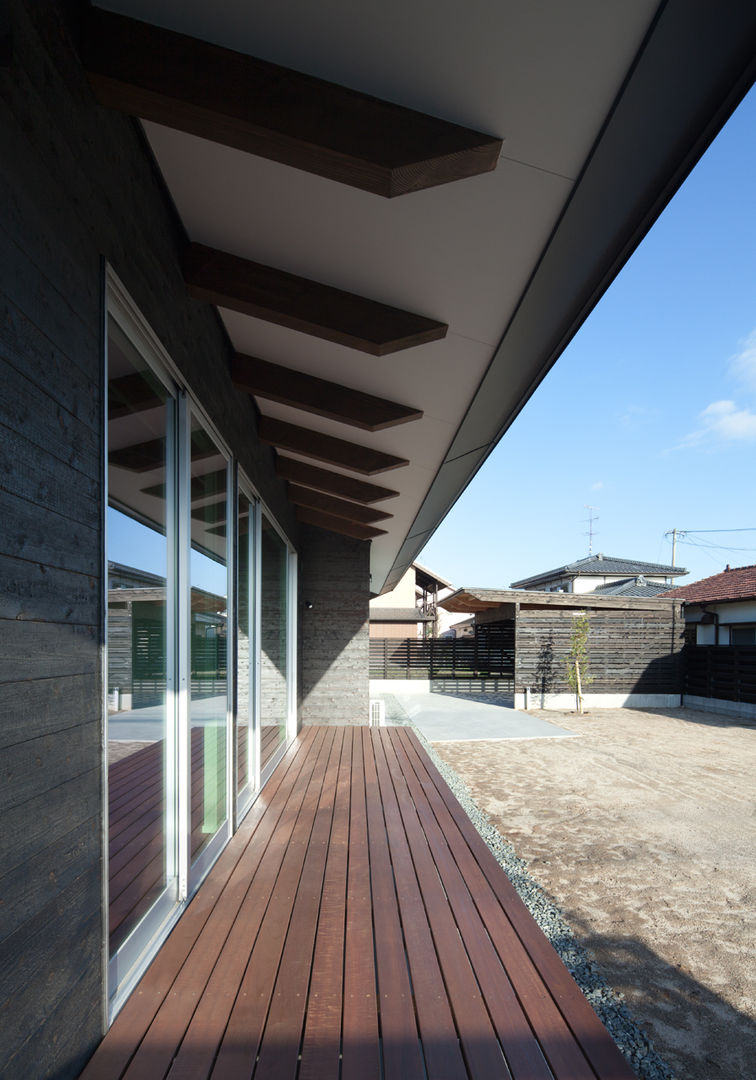和傘の家, 田村の小さな設計事務所 田村の小さな設計事務所 Modern style balcony, porch & terrace